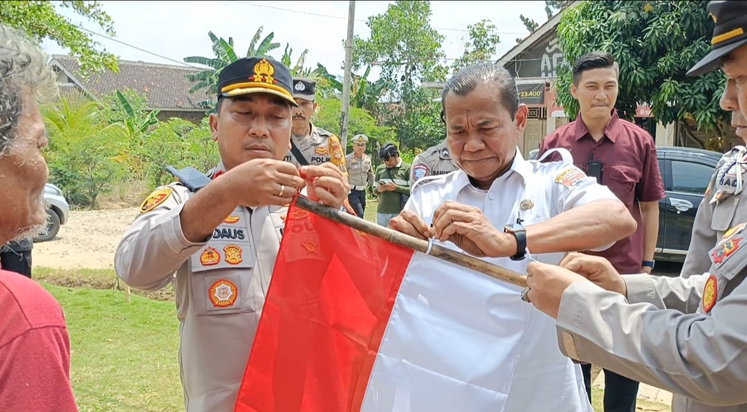 Jajaran Sat Lantas membagikan bendera merah putih kepada pengguna jalan
